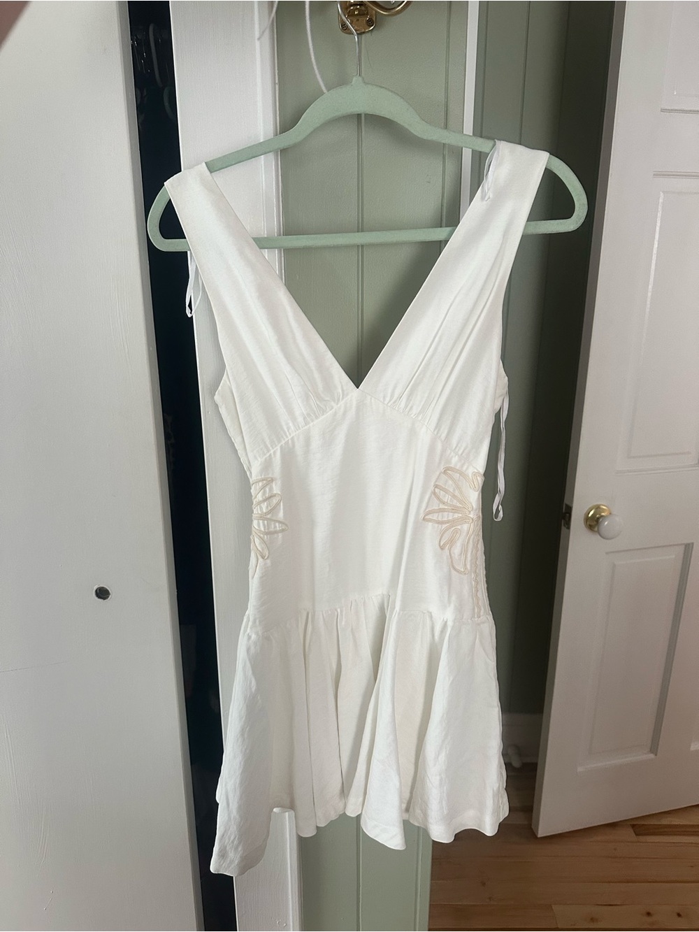Elegant White V-Neck Mini Dress with Delicate Side Embroidery